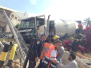  بالصور: إصابة متوسطة لسائق "خلاط باطون" بحادث طرق ذاتي في الرملة